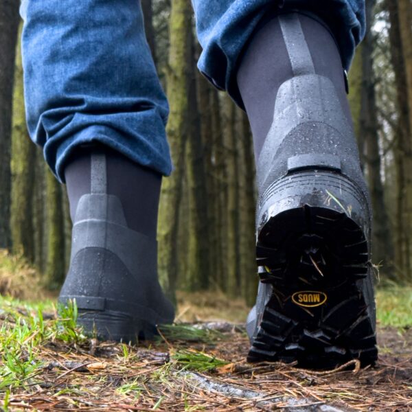 Muds Greenfield Short, Unisex Short Welly in Black - Image 9